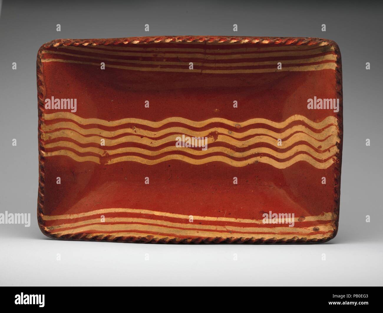 Piatto. Cultura: American. Dimensioni: 12 3/8 x 8 3/8 in. (31,4 x 21,3 cm). Data: ca. 1780-90. Museo: Metropolitan Museum of Art di New York, Stati Uniti d'America. Foto Stock