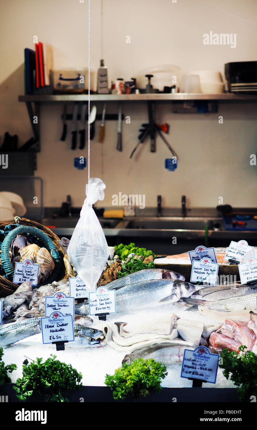 Fish monger, Borough Market, London, Regno Unito Foto Stock