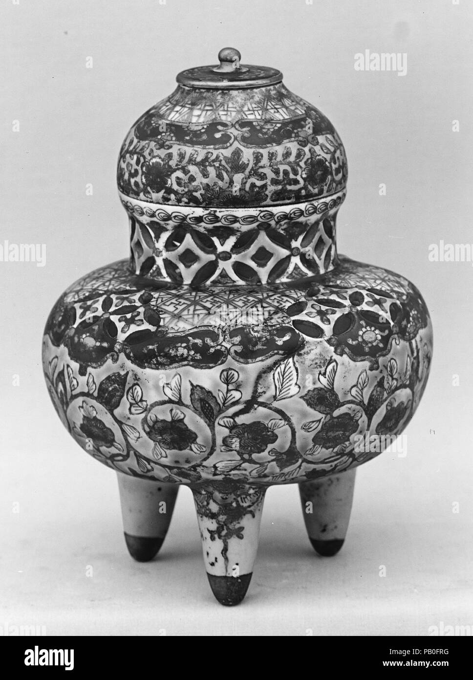 Chiodo di garofano caldaia. Cultura: il Giappone. Dimensioni: H. 6 3/4 in. (17,1 cm). Data: XVIII secolo. Museo: Metropolitan Museum of Art di New York, Stati Uniti d'America. Foto Stock