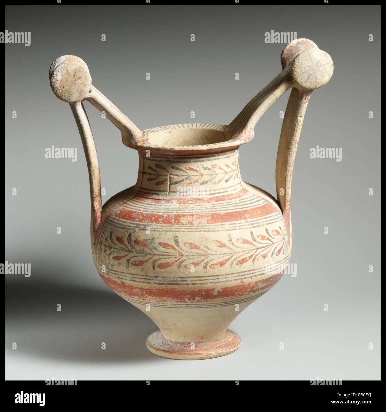 La terracotta trozella (due-gestite jar). Cultura: Native Italic, Pugliese, Messapico. Dimensioni: H. con maniglie 9 1/4 in. (23,5 cm). Data: Del IV secolo A.C. I Messapi occupava la zona del tacco dello stivale italiano. Il trozella è caratterizzata dalla presenza di due coppie di dischi, uno nella parte superiore di ciascuna impugnatura ed un altro alla base; una coppia è assente da questo esempio. Dal quarto secolo A.C. trozelle erano stati fatti per la tomba. Museo: Metropolitan Museum of Art di New York, Stati Uniti d'America. Foto Stock