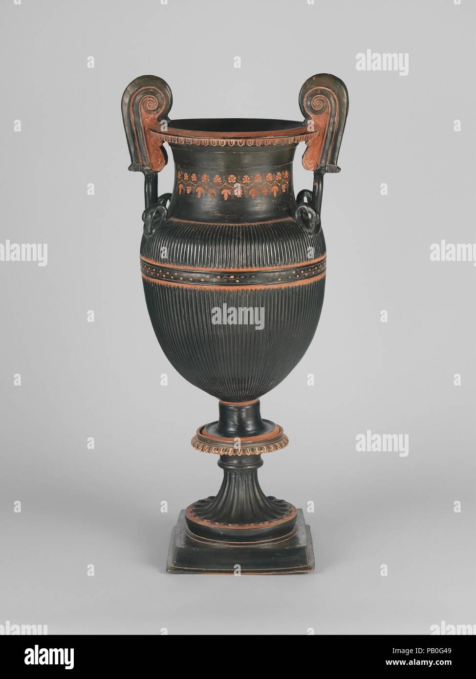 Coppia di terracotta voluta-kraters (vasi per la miscelazione di acqua e vino) con gabbie. Cultura: greco, Sud italiano, pugliese. Dimensioni: base: 10 a. (25,4 cm) VASO: 29 1/4 in. (74,3 cm) 39 × 18. (99,1 × 45,7 cm). Data: terzo trimestre del IV secolo A.C. Sebbene questi voluta-kraters potrebbe essere stato modellato dopo esempi di bronzo, essi sono imponenti opere nella loro propria destra. Sud vasi italiana sono spesso interpretato come è stato fatto per la tomba. Indipendentemente dalla loro collocazione finale, nero-pezzi smaltati con nessuna evidente riferimento funerario probabilmente primo servito in vita. Museo: Metropoli Foto Stock