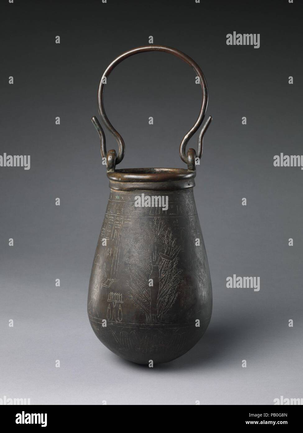 Situla cerimoniale del 'Grande lodato' Penmin mostra il dado come un albero-dea, e Osiride, Iside, Nefti e Harsiese. Dimensioni: H. 27 cm (10 5/8 in.); H. con manico di 39,7 cm (15 5/8 in.); diam. 16,4 cm (6 7/16 in.). Data: 332-30 A.C.. Appena al di sotto del bordo di questa situla è una band di stelle che indica il cielo e sotto che è un registro di iscrizione che chiede che il 'Grande lodato' Penmin dare vita a Hetepkhonsu, nomi e vari altri individui il cui rapporto non è del tutto chiaro.due scene coprire i lati opposti di questa nave. In una scena di un albero dea, denominato qui come Nu Foto Stock