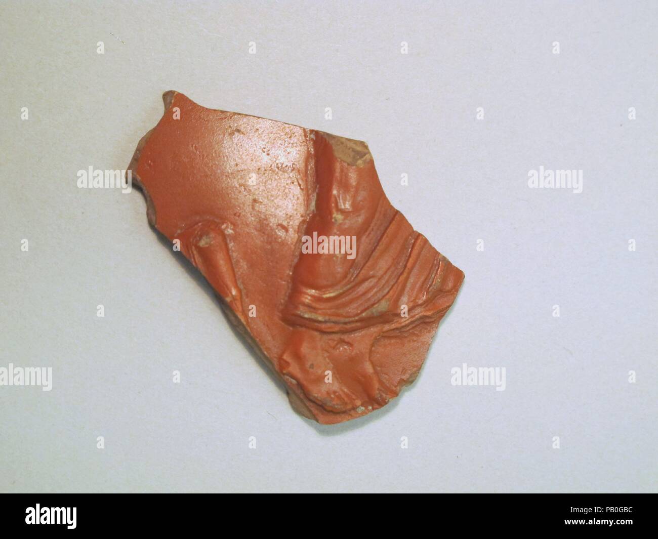 Frammento di vaso. Cultura: Romano. Dimensioni: 1 7/16 × 1 13/16 × 3/16 in. (3,6 × 4,6 × 0,5 cm). Piedi e drappeggi. Museo: Metropolitan Museum of Art di New York, Stati Uniti d'America. Foto Stock