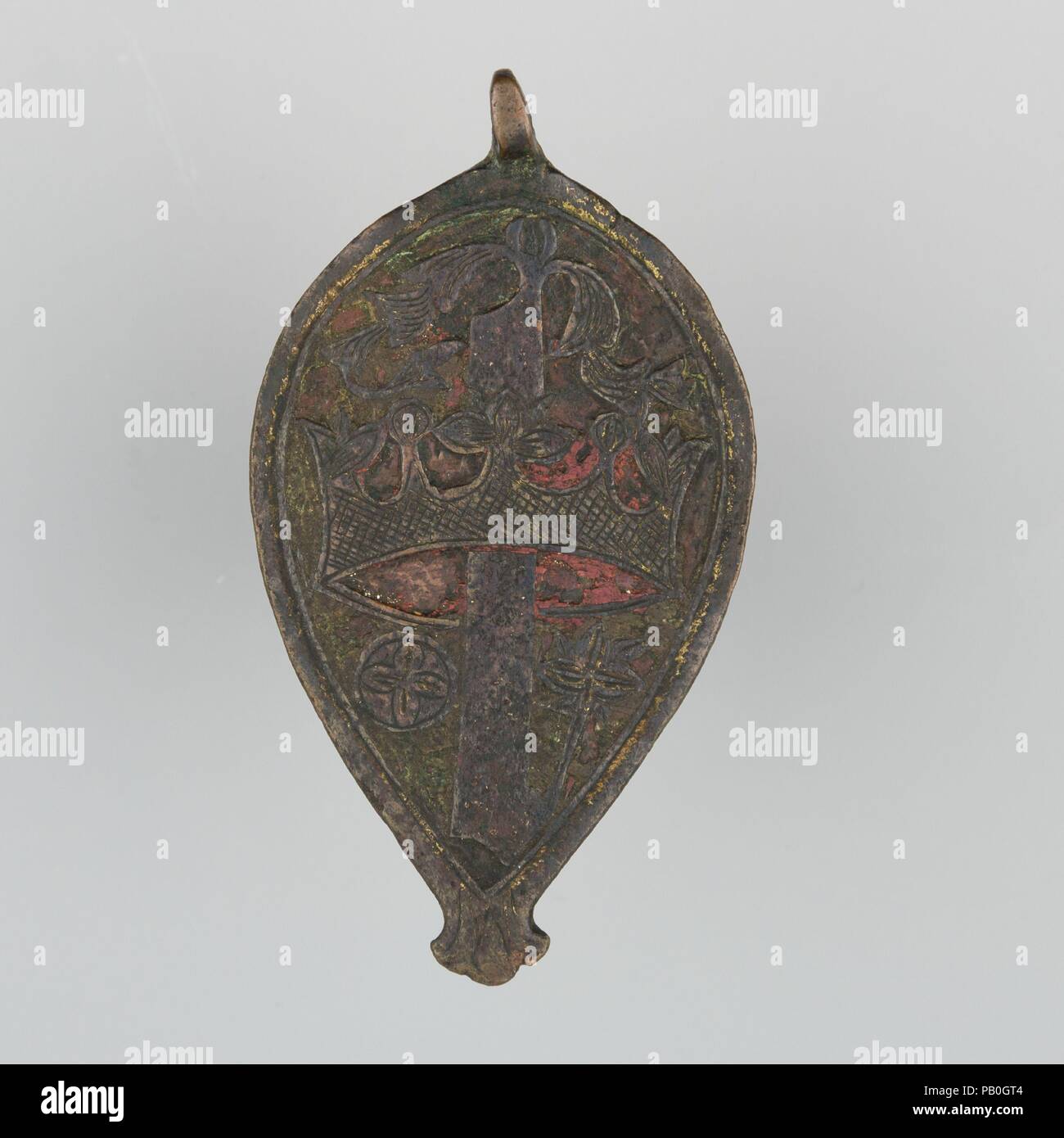 Badge (probabilmente dal cablaggio del cavallo). Cultura: Spagnolo. Dimensioni: H. 3 11/16 in. (9,3 cm); W. 2. (5 cm); Wt. 1.5 oz. (42,5 g). Data: XIV secolo. Museo: Metropolitan Museum of Art di New York, Stati Uniti d'America. Foto Stock