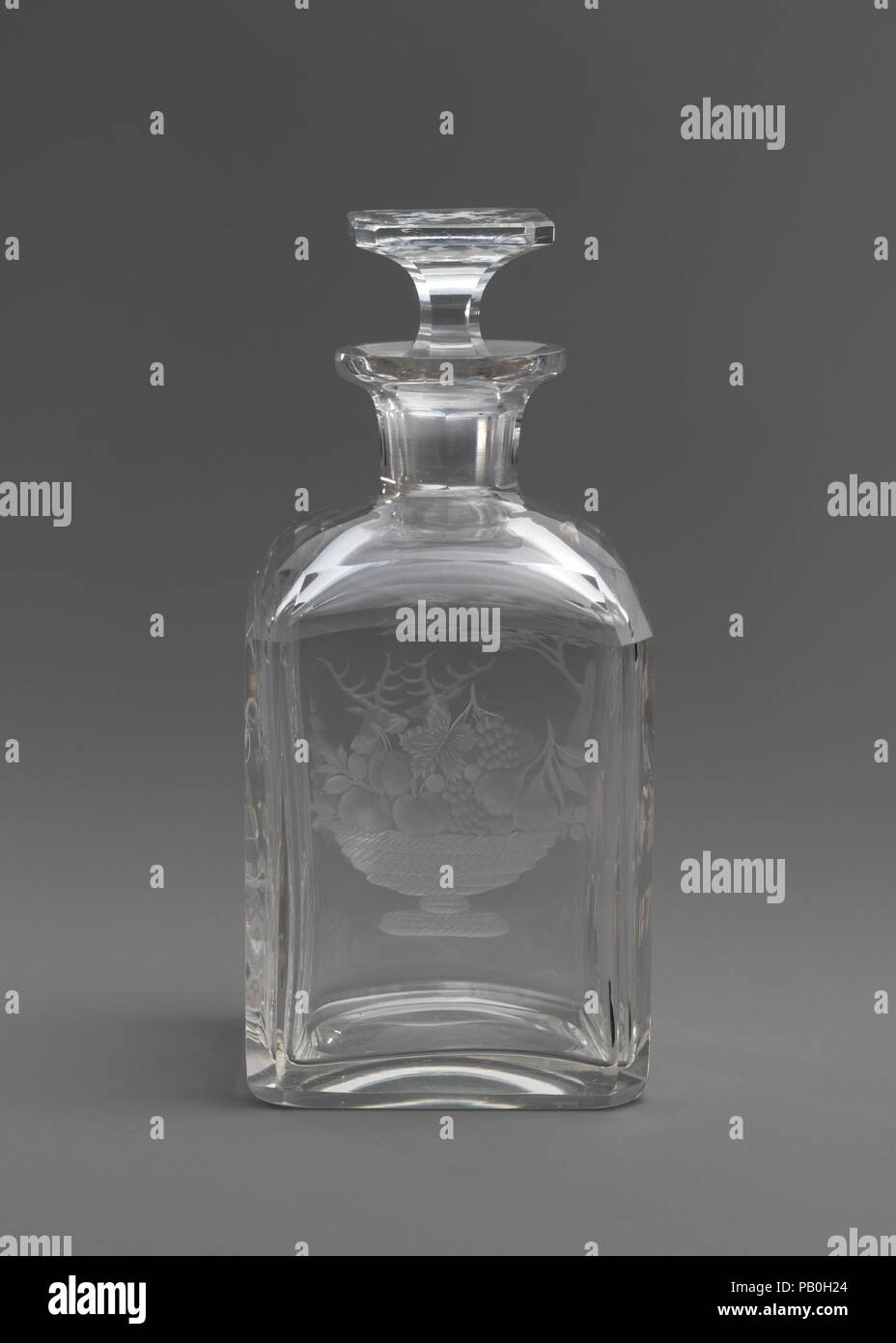 Colonia decanter. Cultura: American. Dimensioni: H. 9. (22,9 cm). Autore: Luigi Friedrich Vaupel (1824-1930). Produttore: New England Glass Company (American, East Cambridge, Massachusetts, 1818-1888). Data: 1876. Louis Vaupel è stato uno dei più abili intagliatori di vetro che lavorano negli Stati Uniti durante il terzo quarto del XIX secolo. Addestrati in Germania, Vaupel emigrò in America nel 1850, e ha iniziato a lavorare presso il New England Glass Company dove egli divenne rapidamente designer e testa del negozio di incisione. L'incisione su questa coppia (2015.256.1,.2) di Colonia bottiglie raffiguranti Foto Stock