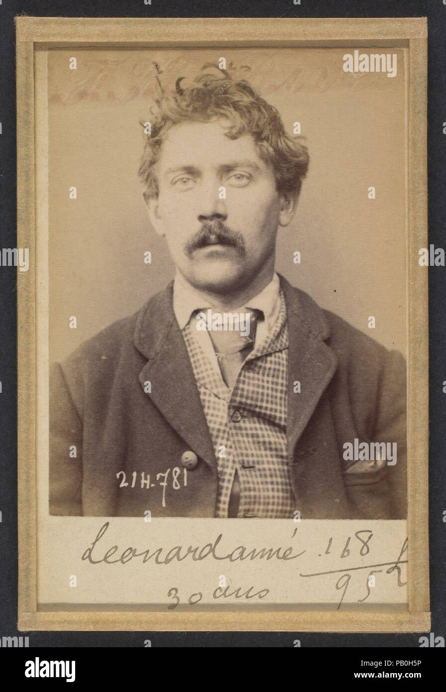 Léonard. Aimé. 30 ans, né à Chalonné/s/Loire (Maine e Loire). Unità organizzativa Mineur gazier. Anarchiste. 27/2/94. Artista: Alphonse Bertillon (Francese, 1853-1914). Dimensioni: 10,5 x 7 x 0,5 cm (4 1/8 x 2 3/4 x 3/16 in.). Data: 1894. Nato in una famiglia di illustri scienziati e studiosi di statistica, Bertillon ha iniziato la sua carriera come un impiegato dell'Ufficio di identificazione della Parigi Prefettura di Polizia nel 1879. Con il compito di mantenere affidabile di polizia record dei trasgressori, ha sviluppato il primo sistema moderno di identificazione criminale. Il sistema, che divenne noto come Bertillonage, aveva tre componenti: un Foto Stock