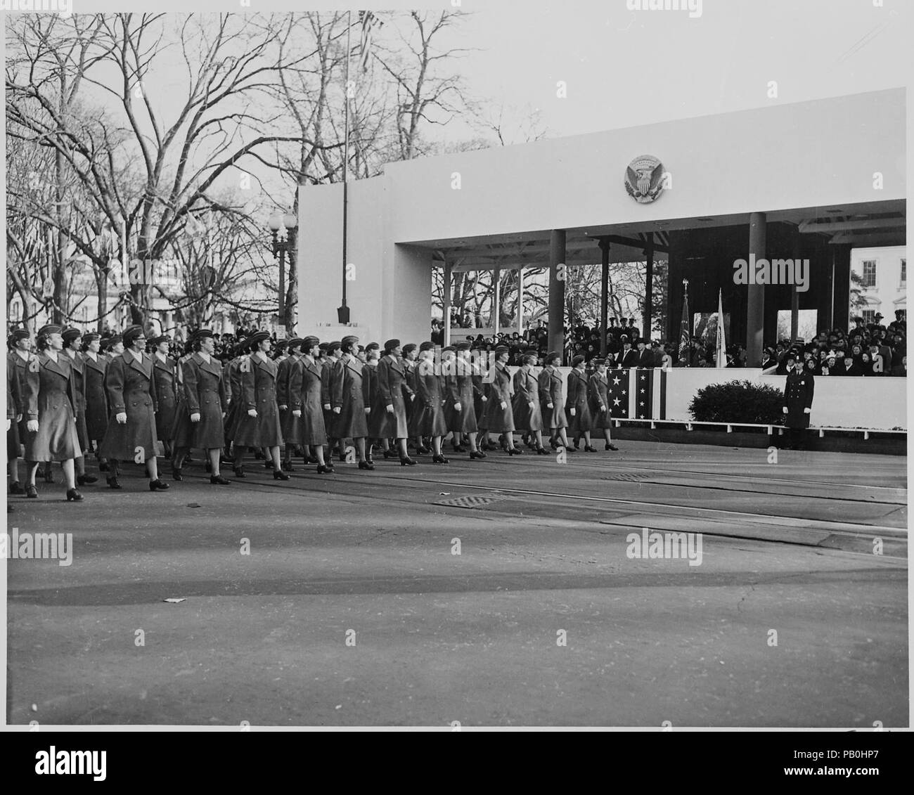 Una donna unità militari passa nella parte anteriore del Presidente Truman e Vice Presidente Alben Barkley durante la cerimonia inaugurale dei... - Foto Stock