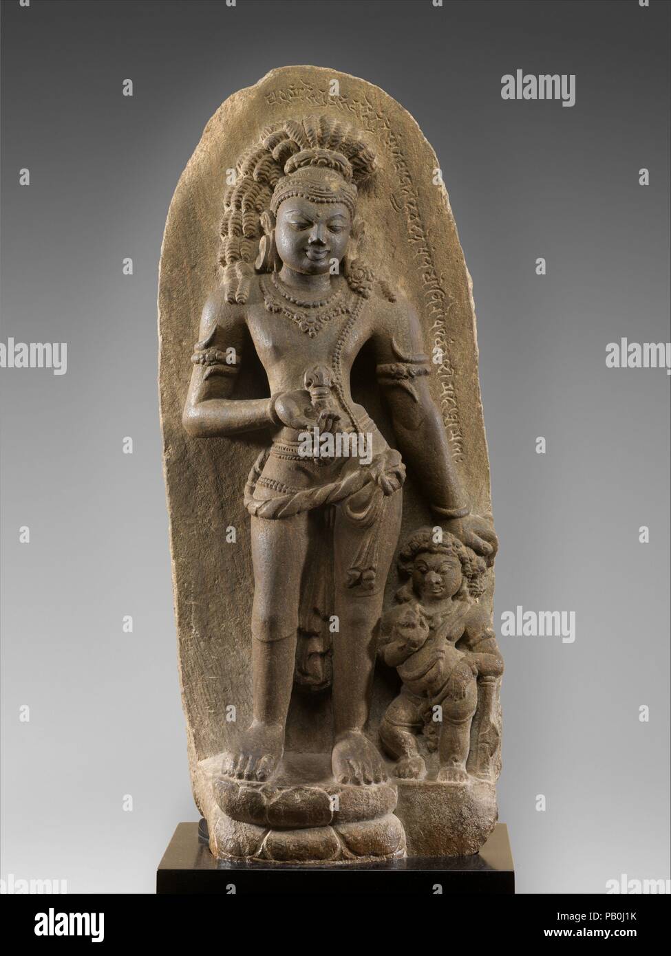 Vajrapani, Thunderbolt-cuscinetto Bodhisattva. Cultura: India Orientale (Bihar, probabilmente Nalanda). Dimensioni: H. 30 7/8 in. (78,4 cm); W. 23 13/16 in. (60,5 cm); D. 6. (15,2 cm). Data: 7th-inizi VIII secolo. Si tratta di una rara rappresentazione del salvatore buddista Vajrapani dal settimo secolo o poco dopo. Vajrapani, il titolare di un' thunderbolt (vajra), condivide le sue origini con la divinità vedica Indra, dio delle tempeste. Presto nella iconografia buddista, thunderbolt scettro ha assunto un significato indipendente associato con chiarezza di pensiero puro che conduce verso l'illuminazione. Cavalletti Vajrapani flex Foto Stock