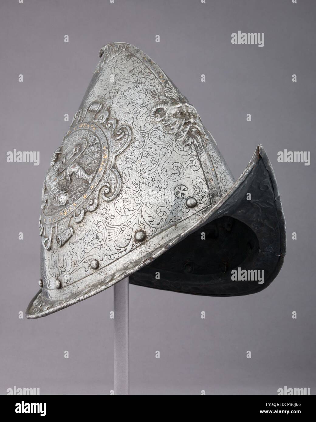 Morion-Cabasset. Cultura: Italiano. Dimensioni: H. 10 1/2 in. (26,7 cm); W. 8 3/4 in. (22,2 cm); D. 14 1/4 in. (36,2 cm); Wt. 3 lb. (1361 g). Data: ca. 1575. Museo: Metropolitan Museum of Art di New York, Stati Uniti d'America. Foto Stock