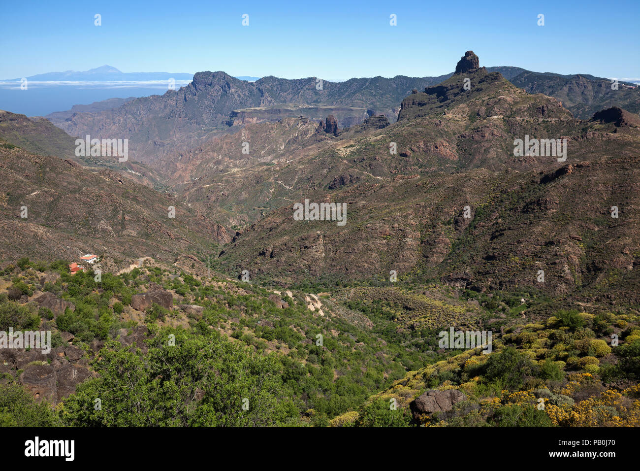 Vista dalla strada GC60 nel Barranco del Chorrillo a Tejeda, dietro l'isola di Tenerife con il vulcano Teide, montagna di Altavista Foto Stock