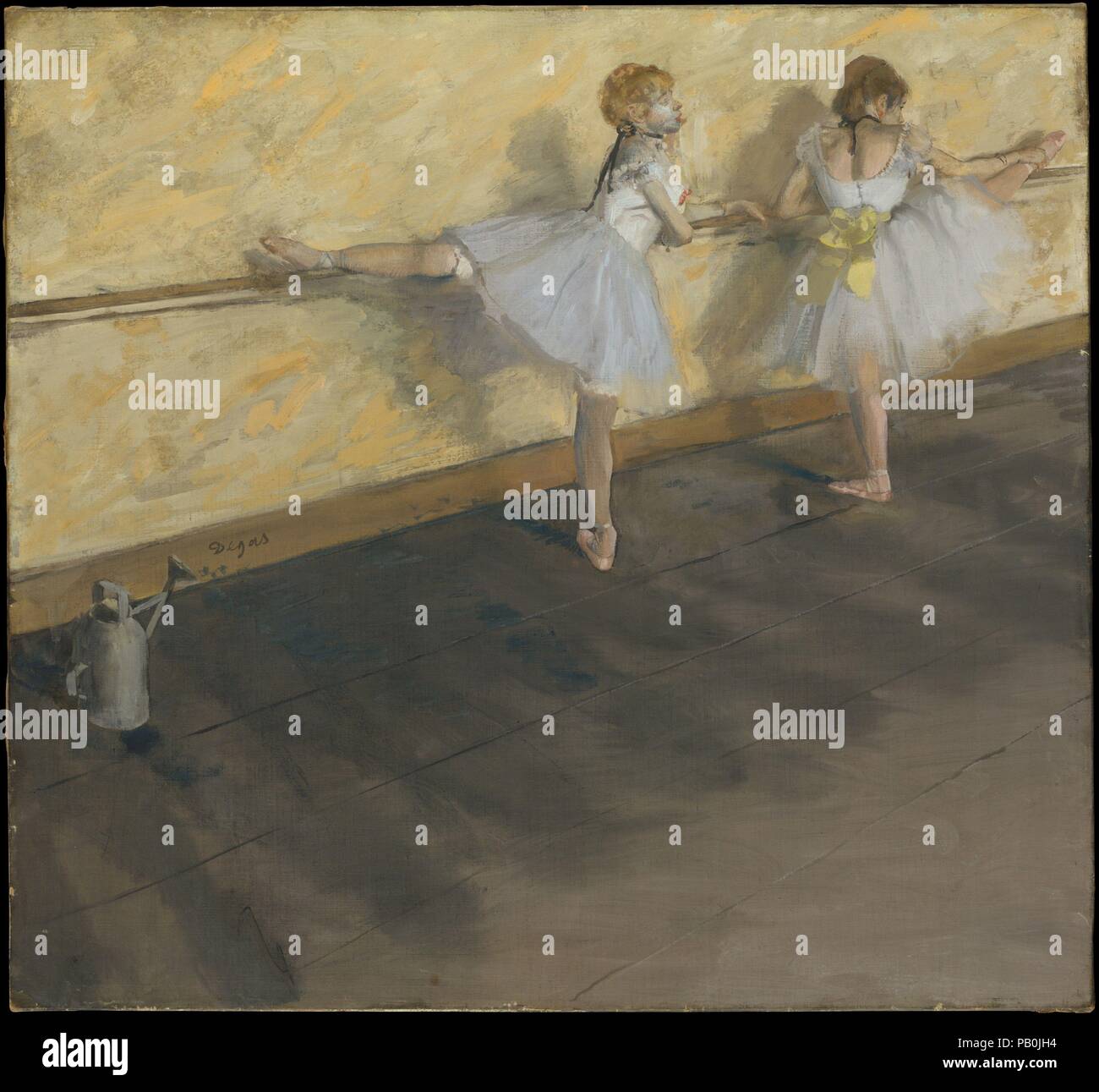 I ballerini di praticare a barre. Artista: Edgar Degas (francese, Parigi Parigi 1834-1917). Dimensioni: 29 3/4 x 32 in. (75,6 x 81,3 cm). Data: 1877. L' annaffiatoio, visibile a sinistra, era una attrezzatura standard nel balletto le sale prove; l'acqua è stata spruzzata sul pavimento per impedire che la polvere di sollevarsi quando ballerine ballavano. Degas utilizzato anche l'innaffiamento può come visual pun: la sua forma è imitato da quella del ballerino alla destra. Mostrate al 1877 mostra impressionista, il dipinto fu dato Da Degas a collettore Henri Rouart come una sostituzione per un precedente lavoro (ora perso), che l'artista alterato e Foto Stock