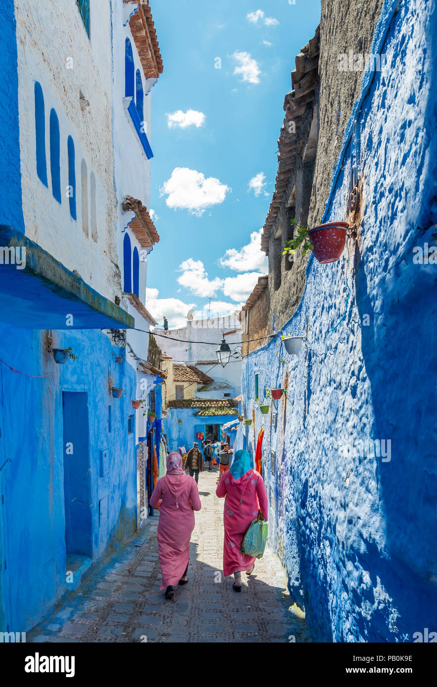 Due donne indigene stretto vicolo, Case blu, Medina di Chefchaouen, Chaouen, Tanger-Tétouan, Marocco Foto Stock