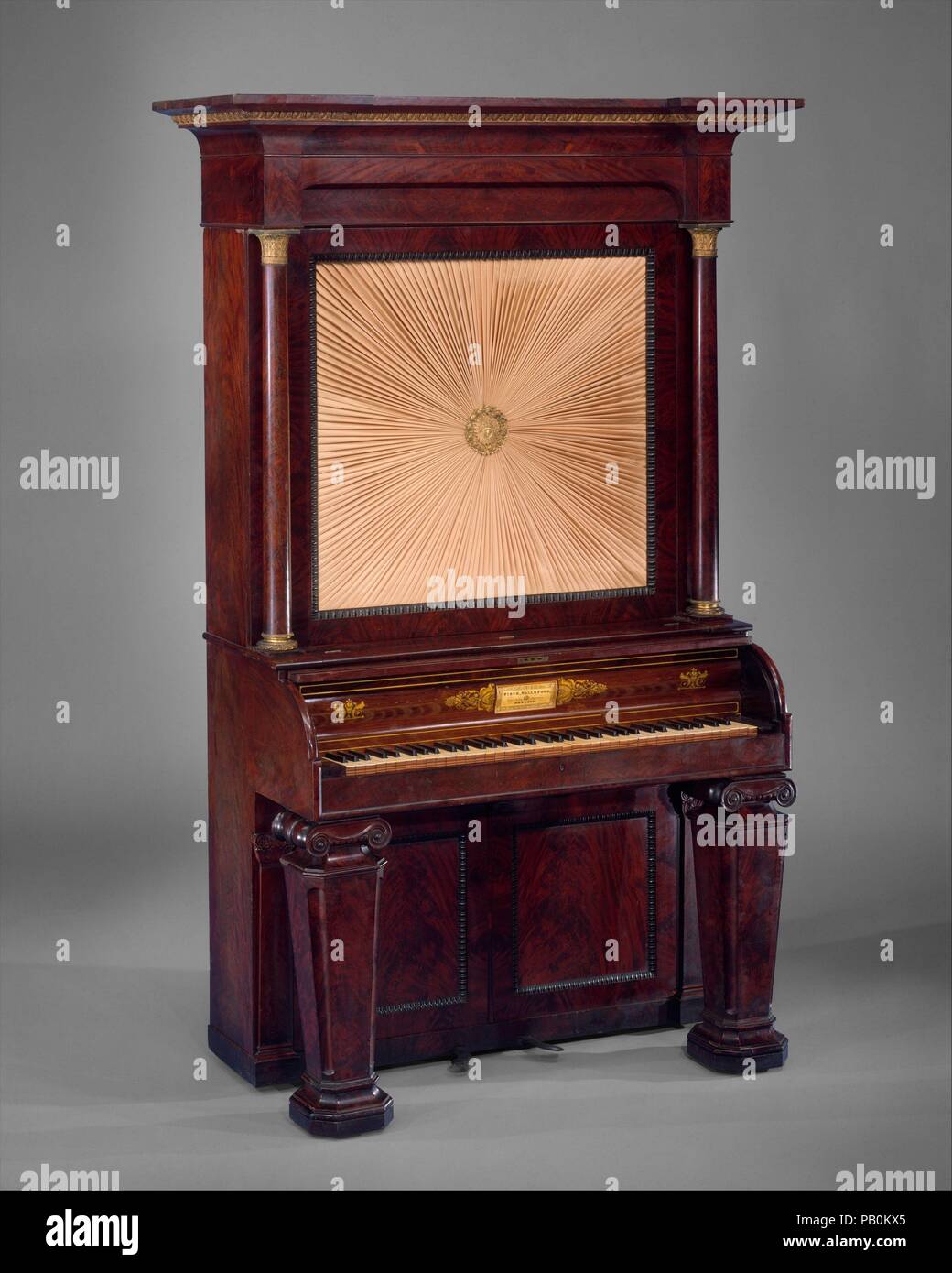 Armadio verticale pianoforte. Cultura: American. Dimensioni: caso L. (perpendicolare alla tastiera): 60,5 cm (23-7/8 in.); W.: (parallela alla tastiera): 120 cm (47-1/4 in.): Totale H.: 215,5 cm (84-7/8 in.); 3 ottave W.: 49 cm (19-3/8 in.); stringa L.: più lunga - 146.3 cm (57-5/8 in.), più breve - 5,7 cm (2-1/4 in.); c2: 29 cm (11-1/2 in.). Autore: Firth, Hall & Stagno (American, New York). Data: 1835. Museo: Metropolitan Museum of Art di New York, Stati Uniti d'America. Foto Stock