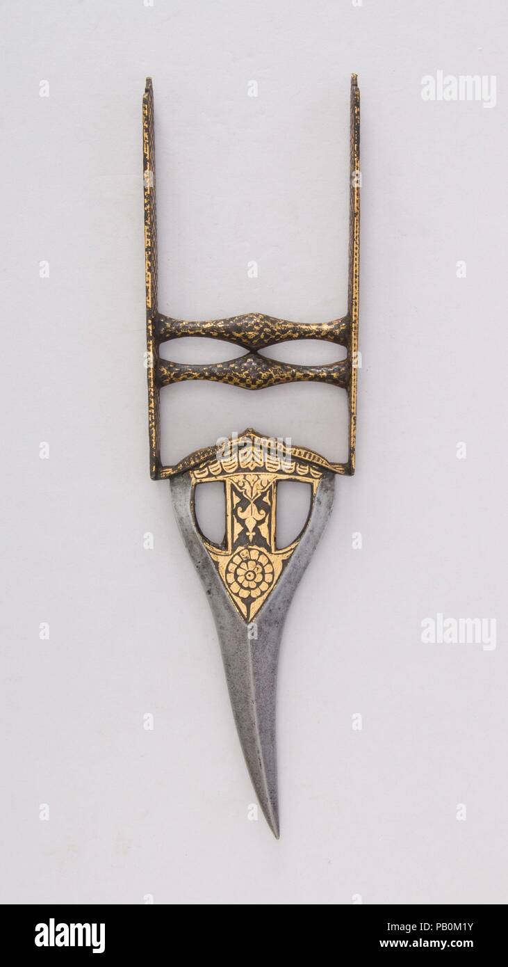 Pugnale (Katar). Cultura: Indiano. Dimensioni: H. 11 13/16 in. (30 cm); W. 3 1/4 in. (8.3 cm); Wt. 12,4 oz. (351,5 g). Data: XVIII secolo. Museo: Metropolitan Museum of Art di New York, Stati Uniti d'America. Foto Stock