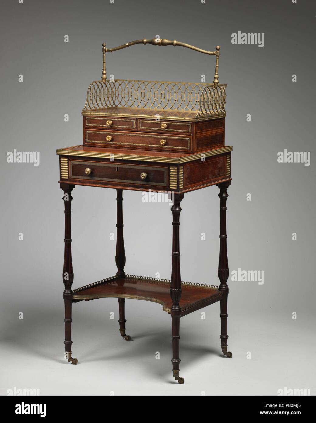 Tabella con libro carrier (cheveret). Cultura: British. Dimensioni: tabella (a): 29 1/2 × 18 1/2 × 15 1/2 in. (74,9 × 47 × 39,4 cm); Prenota il portasatelliti (B): 14 × 17 1/4 x 9 1/4 in. (35,6 × 43,8 × 23,5 cm). Autore: attribuito a John McLean e figlio di Londra, Inghilterra (active ca. 1770-1815). Data: inizio del XIX secolo. Museo: Metropolitan Museum of Art di New York, Stati Uniti d'America. Foto Stock