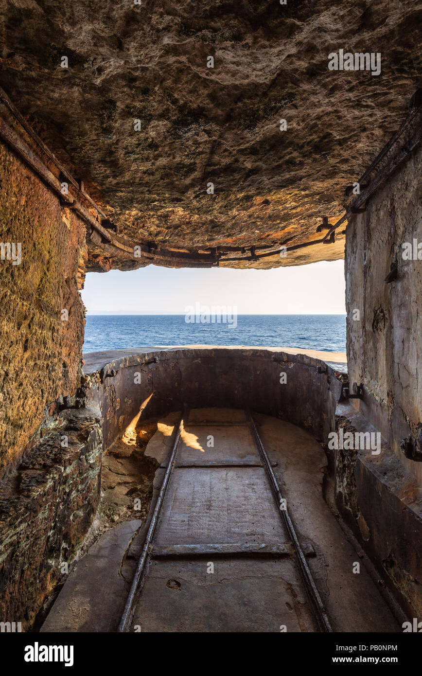 Vista verso la Sardegna da una guerra mondiale 2 lookout tagliato nella roccia a Bonifacio in Corsica Foto Stock