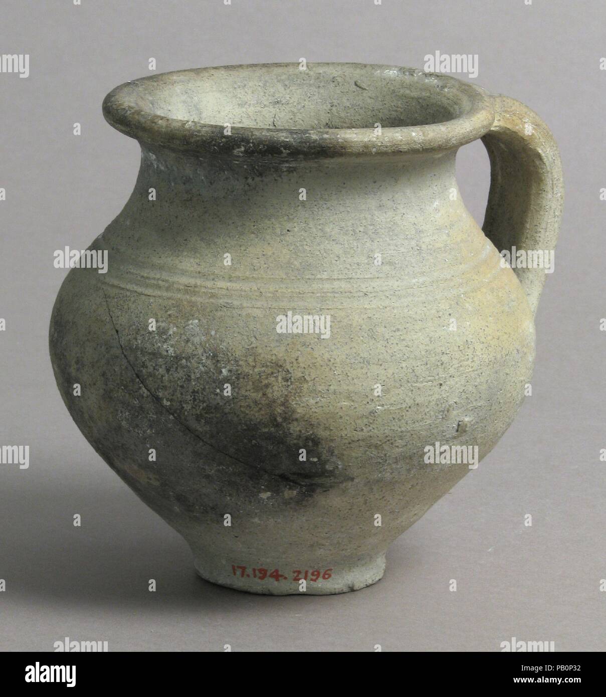 Caraffa. Cultura: francese. Dimensioni: complessivo: 4 1/2 x 5 1/8 x 6 3/4 in. (11,5 x 13 x 17,2 cm). Data: XV secolo. Museo: Metropolitan Museum of Art di New York, Stati Uniti d'America. Foto Stock