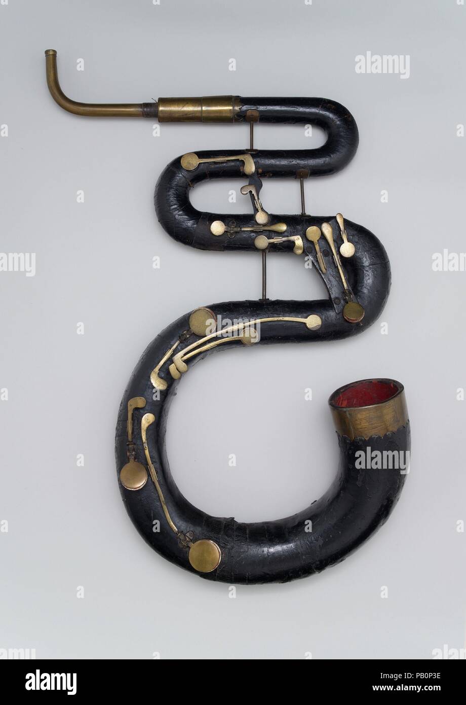 Serpente in C. Cultura: British. Dimensioni: lunghezza 73,5 cm, diametro della campana 10,1 w/o ghirlanda di ottone, spessore: +/- 0,6 cm (misurata a 4 cm dal bell), +/- 0,7 cm a mouthpipe socket, diametro del boccaglio socket 0,590 in., diametro della presa del tubo 0,875 in.; lunghezza del tubo: +/-206 cm +/-22.8 cm mouthtube (parte esposta) Totale +/-228.8 cm w/o boccaglio. Maker: Thomas chiave (British, attivo a Londra prima di 1805-1858). Data: ca. 1840. Museo: Metropolitan Museum of Art di New York, Stati Uniti d'America. Foto Stock