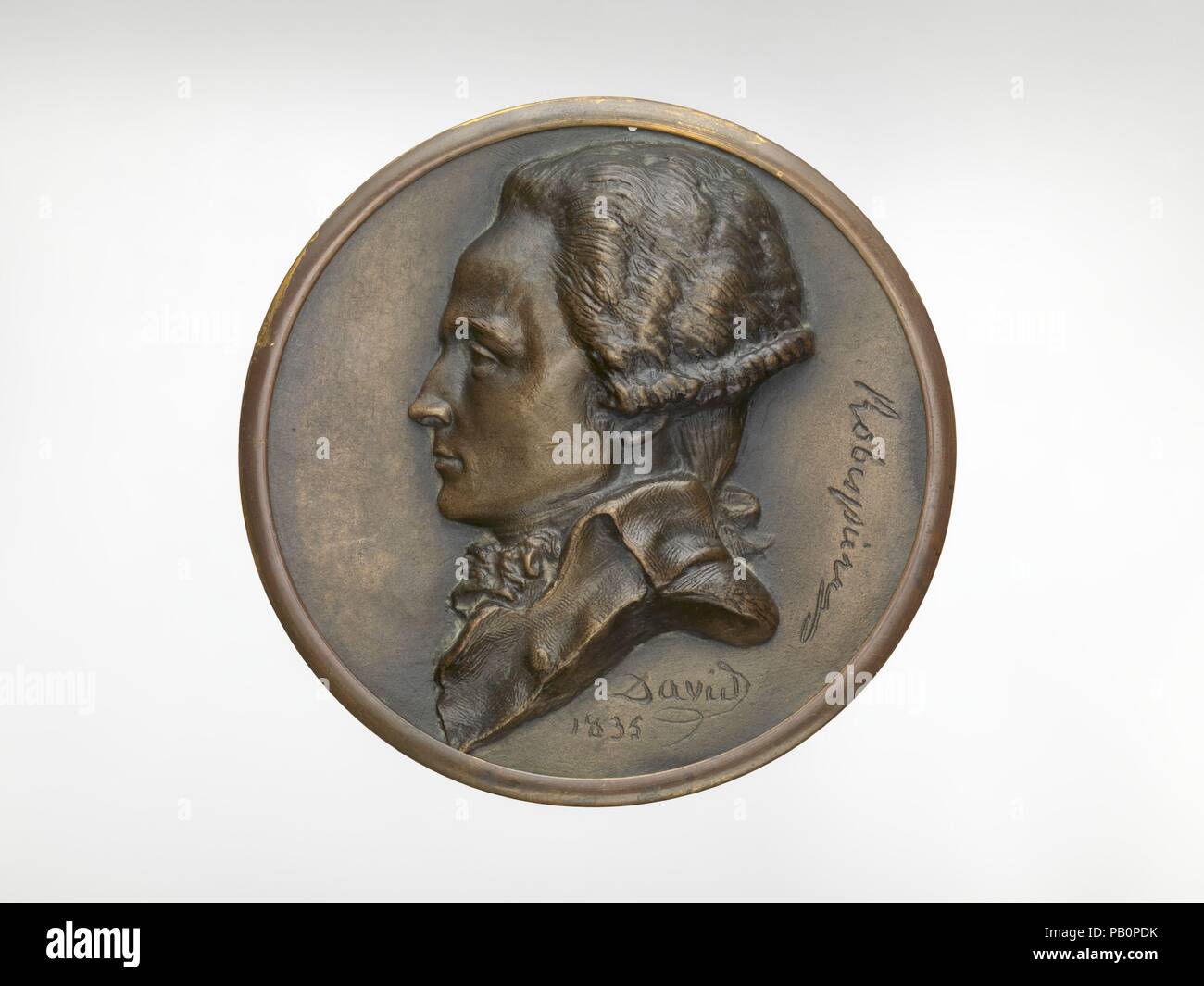 Robespierre (1758-1794). Cultura: francese. Dimensioni: complessiva (conferma): 6 1/8 x 6 1/4 in. (15,6 × 15,9 cm). Autore: medaglia: Pierre Jean David d'Angers (francese, Angers 1788-1856 Paris). Data: 1835. Pierre-Jean David d'Angers era la più prolifica e uno dei più importanti scultori francesi della prima metà del XIX secolo. In tutta la sua quasi cinquanta anni di carriera (1819-1856) Davide rimase fedele alla sua convinzione che i monumenti scultorea dedicata alle realizzazioni di grandi uomini e donne la maggior parte in modo permanente ed esprimere in modo vivido la grandezza di un popolo. Egli ha continuamente cercato c Foto Stock