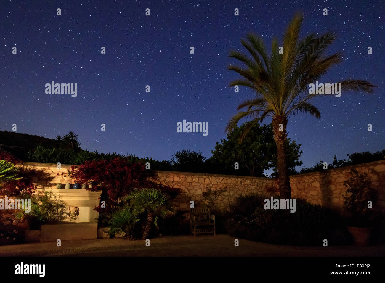 Il cortile della casa spagnola sotto il cielo stellato Foto stock - Alamy
