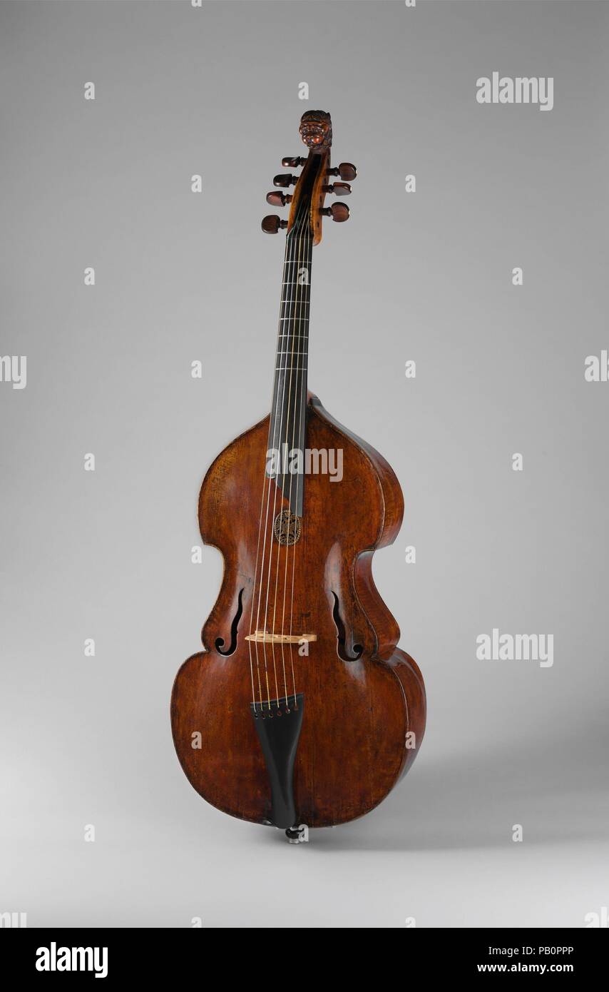 Bass Viola da Gamba. Cultura: austriaco. Dimensioni: Altezza: 27 1/16 in. (68,7 cm) di larghezza (di abbassare bout): 15 7/8 in. (40,3 cm) Profondità (al blocco di fondo): 4 3/8 in. (11,1 cm). Ex attribuzione: Andreas Jais (tedesco, Mittenwald 1685-1753 Tölz). Data: ca. 1669. Andreas Jais veniva da una famiglia tirolese di costruttori di strumenti attivi in Bolzano nel XVIII secolo. Nonostante la sua ritrito collo stretto e tastiera (sostituzioni da una conversione al violoncello), questo strumento mantiene la sua originale e oblunga forma curvilinea, una caratteristica tipica degli strumenti da questa regione. Museo: Metro Foto Stock