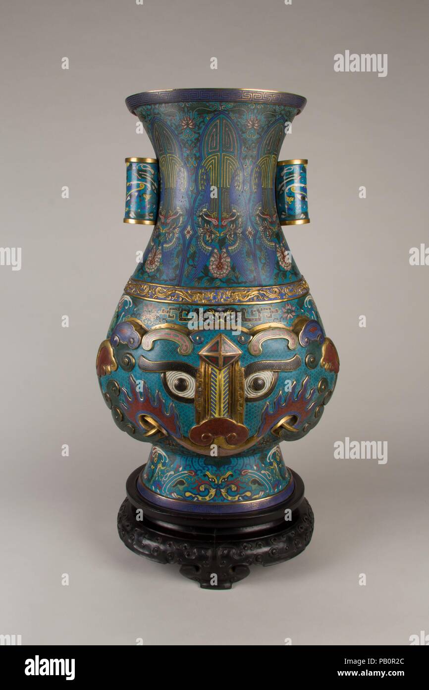 Vaso. Cultura: la Cina. Dimensioni: 25 1/4 × 16 1/4 in. (64,1 × 41,3 cm) Diam. di rim: 11 1/4 in. (28,6 cm) Diam. del piede: 11 1/8 in. (28,3 cm) di altezza (incl. base): 29 7/8 in. (75,9 cm). Data: del XIX secolo. Museo: Metropolitan Museum of Art di New York, Stati Uniti d'America. Foto Stock
