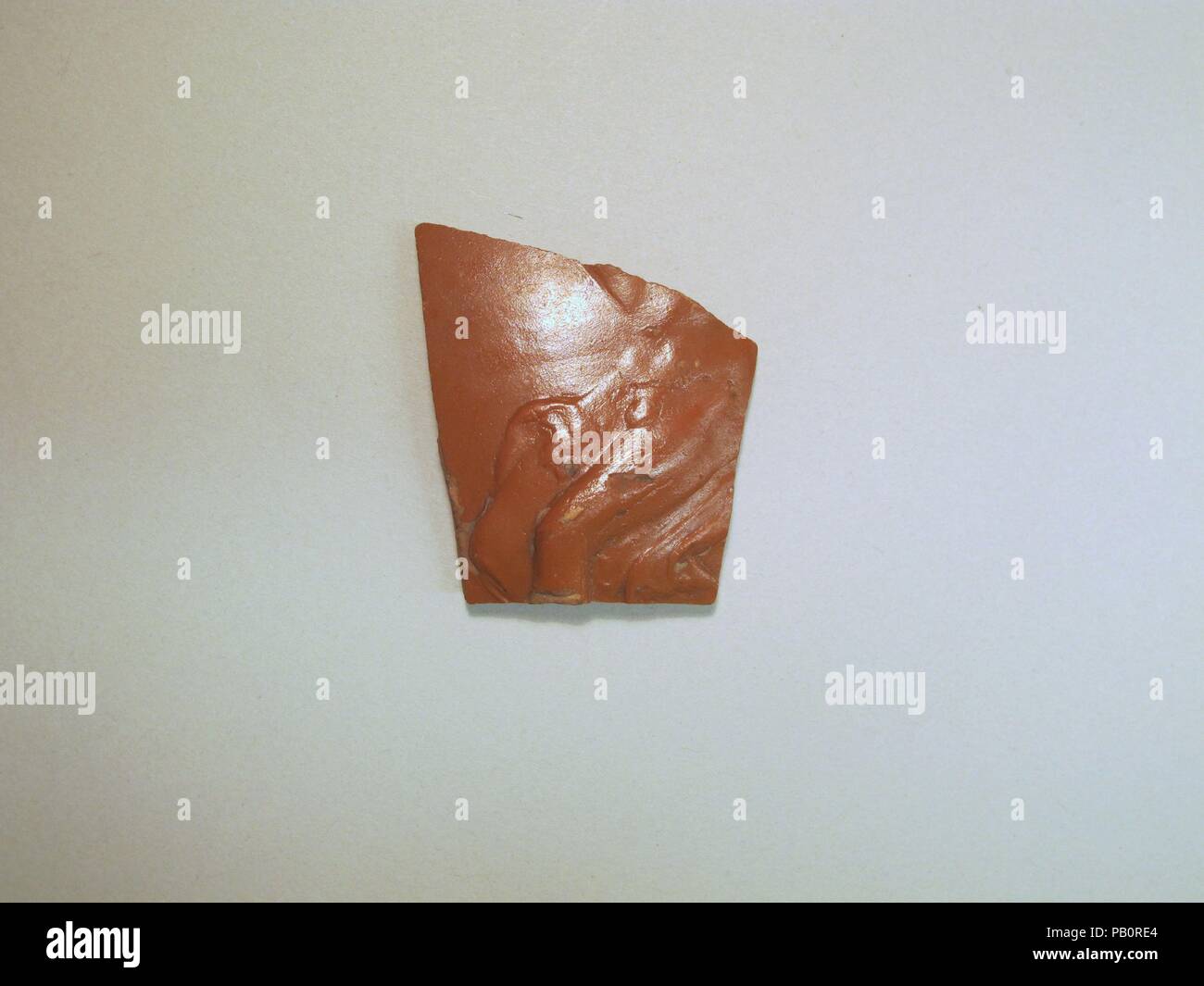 Vaso in terracotta di un frammento. Cultura: Romano. Dimensioni: 2 3/16 × 1 3/4 × 1/4 in. (5,5 × 4,5 × 0,6 cm). Museo: Metropolitan Museum of Art di New York, Stati Uniti d'America. Foto Stock