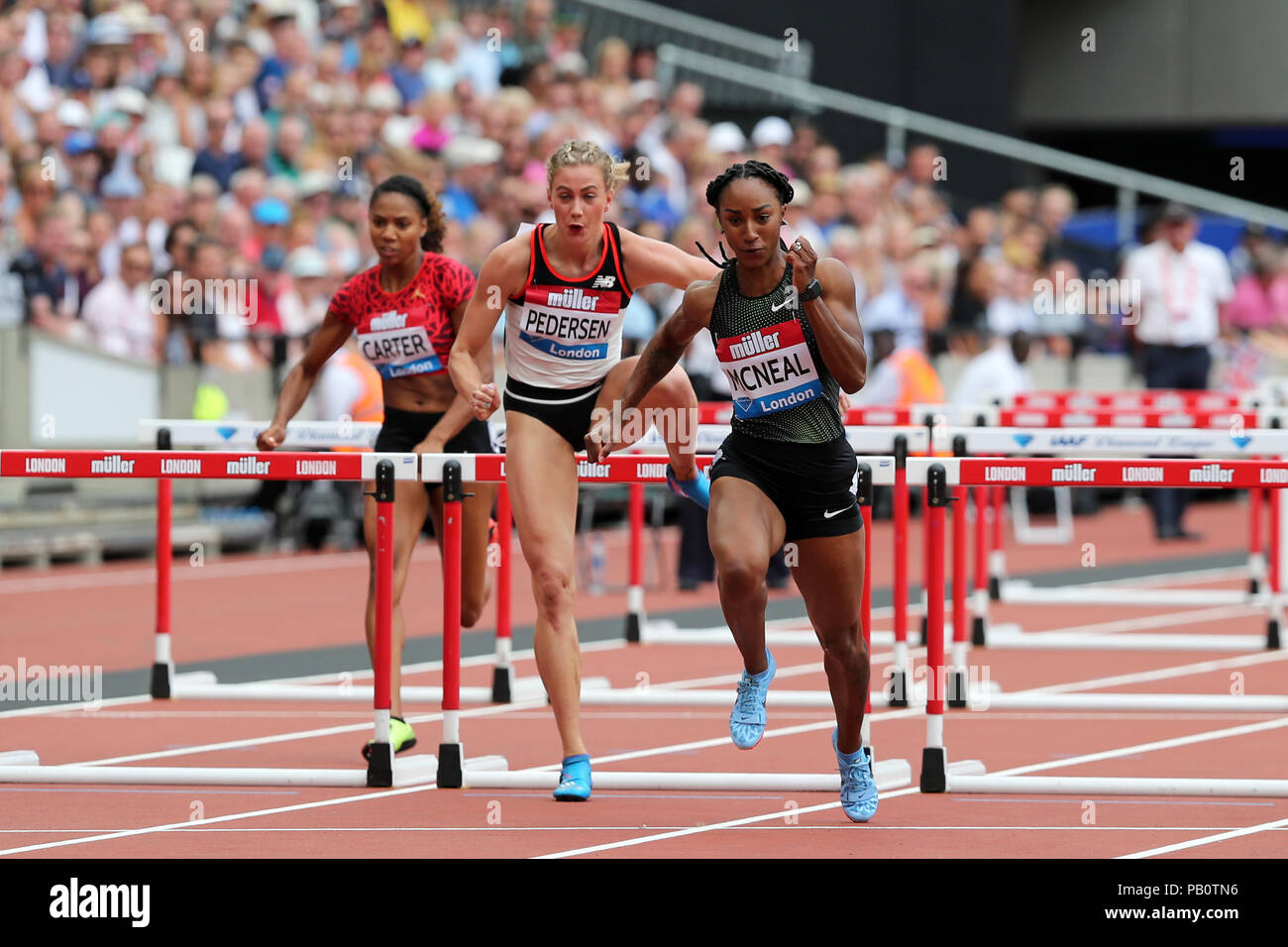 McNEAL Brianna (Stati Uniti d'America), Isabelle PEDERSEN (Norvegia) attraversando la linea del traguardo in donne 100m Ostacoli riscaldare 2 al 2018, IAAF Diamond League, Anniversario Giochi, Queen Elizabeth Olympic Park, Stratford, Londra, Regno Unito. Foto Stock