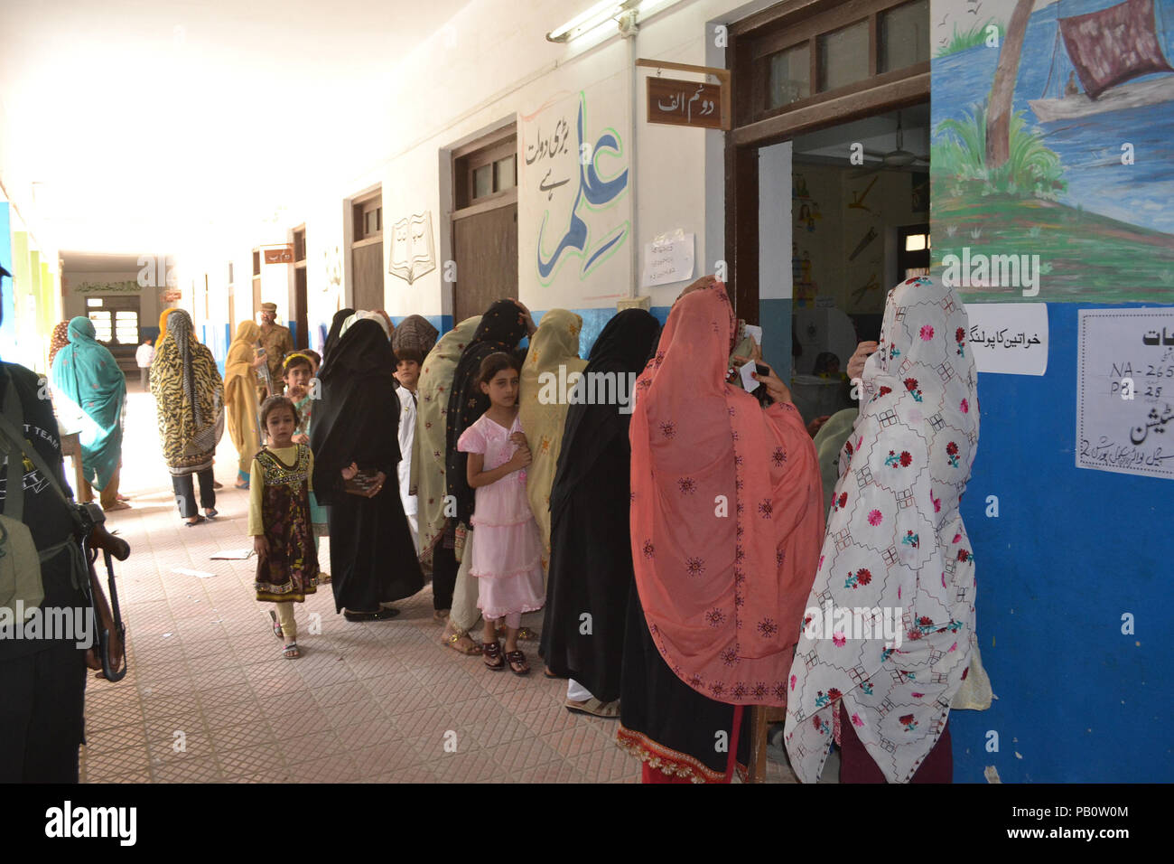 Quetta, Pakistan. Xxv Luglio, 2018. Cittadino di il Pakistan si getta il loro voto in corrispondenza di una stazione di polling durante il Pakistan elezioni generali di Quetta. Credito: Muhammad Arshad/Pacific Press/Alamy Live News Foto Stock