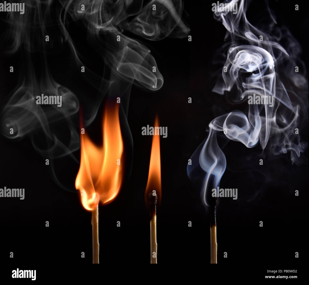 Sequenza di accensione di un matchstick da illuminazione per essere soffiata fino e catturare i bellissimi disegni realizzati dal fumo. Fatto su sfondo nero Foto Stock