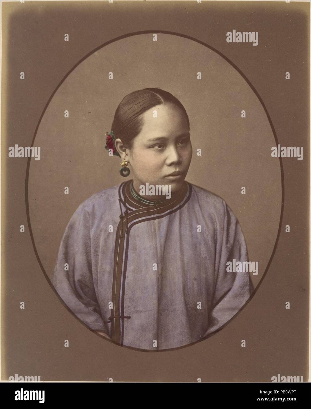 Fille de Shanghai. Artista: Raimund von Stillfried (Austriaco, 1839-1911). Dimensioni: 23,7 x 19,3 cm (9 5/16 x 7 5/8 in.). Data: 1870s. Museo: Metropolitan Museum of Art di New York, Stati Uniti d'America. Foto Stock Fille de Shanghai. Artista: Raimund von Stillfried (Austriaco, 1839-1911). Dimensioni: 23,7 x 19,3 cm (9 5/16 x 7 5/8 in.). Data: 1870s. Museo: Metropolitan Museum of Art di New York, Stati Uniti d'America. Foto Stock