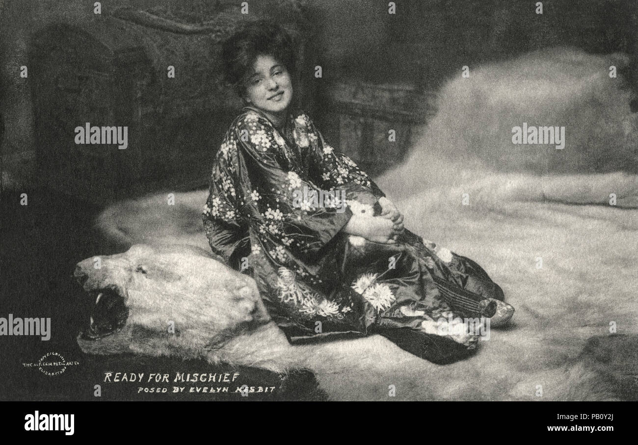Evelyn Nesbit, pronto per il male, Ritratto sul tappeto Bear-Skin, cartolina, 1898 Foto Stock
