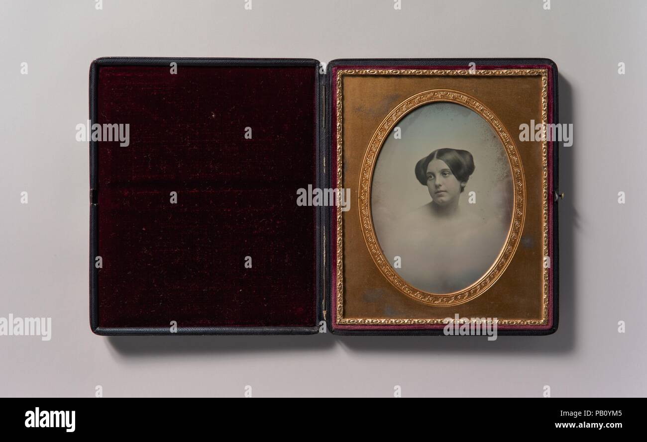 [Giovane donna con i capelli di stile e in due panini]. Artista: attribuito ad Albert Sands Southworth (American, West Fairlee, Vermont 1811-1894 Charlestown, Massachusetts); attribuita a Giosia Johnson Hawes (American, Wayland, Massachusetts 1808-1901 Crawford tacca, New Hampshire). Dimensioni: Immagine: 12,5 x 9,3 cm (4 15/16 x 3 11/16 in.), Piastra: 16,5 x 13,7 cm (6 1/2 x 5 3/8 in.): 1,9 x 18,1 x 15,2 cm (3/4 x 7 1/8 x 6 in.). Studio fotografico: Southworth e Hawes (American, active 1843-1863). Data: 1850s. Museo: Metropolitan Museum of Art di New York, Stati Uniti d'America. Foto Stock