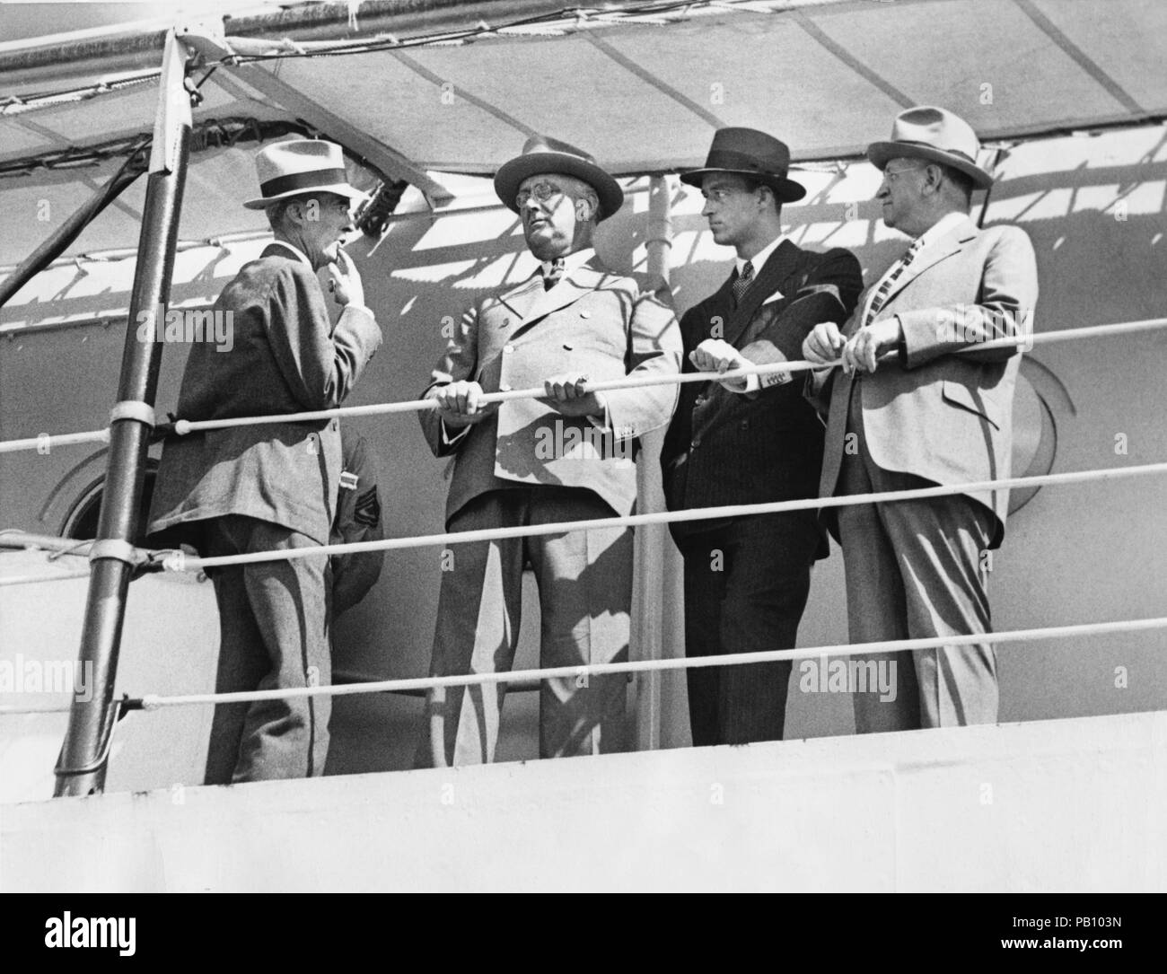 Stati Uniti Il presidente Franklin Roosevelt (seconda a sinistra) a bordo della USS Houston con (L-R) Segretario Assistente di Marvin mcintyre, suo figlio James Roosevelt e il Segretario degli Interni Harold Ickes, su nave da guerra dell'arrivo a Charleston, Carolina del Sud, Stati Uniti d'America, 23 Ottobre 1935 Foto Stock