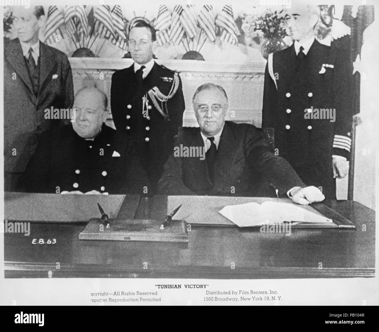 Il Primo ministro inglese Winston Churchill (L) e U.S. Il presidente Franklin Roosevelt incontro alla Casa Bianca durante la II Guerra Mondiale, 19 giugno 1942, pubblicità ancora dal film di propaganda, 'Vittoria tunisino', 1944 Foto Stock