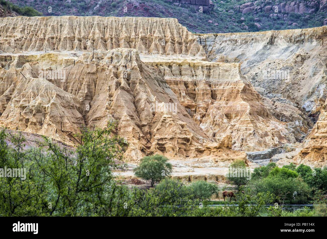 Jales, residuos de mina, mina antigua, mina de cobre in Messico. Aspetti di una collina o montagna formata dalla Wast Foto Stock