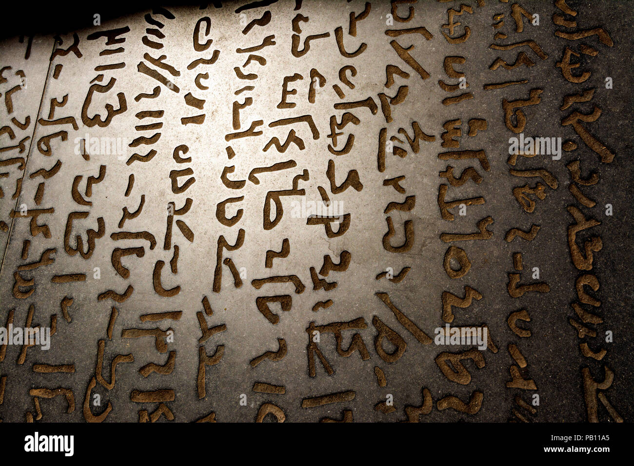 La riproduzione della Rosetta Stone decifrato da Champollion , da Joseph Kosuth artista, piazza des Ecritures, Figeac, Lot, occitanie, Francia Foto Stock
