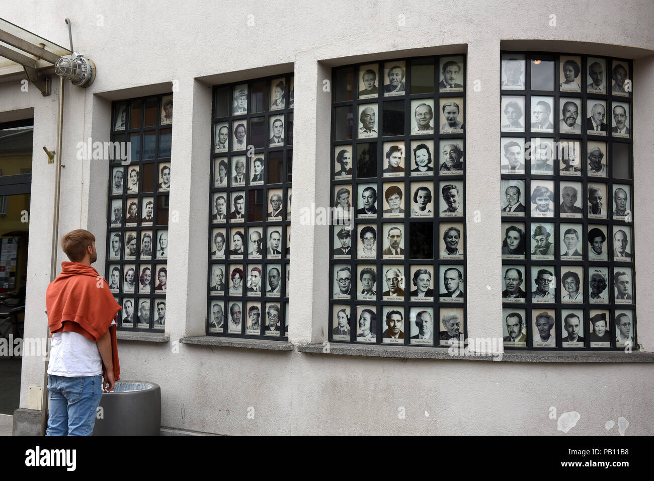 Ritratti di lavoratori ebraica e ai superstiti da Oskar Schindler factory Cracovia Polonia posizione della ex fabbrica di Oskar Schindler - noto fro Foto Stock