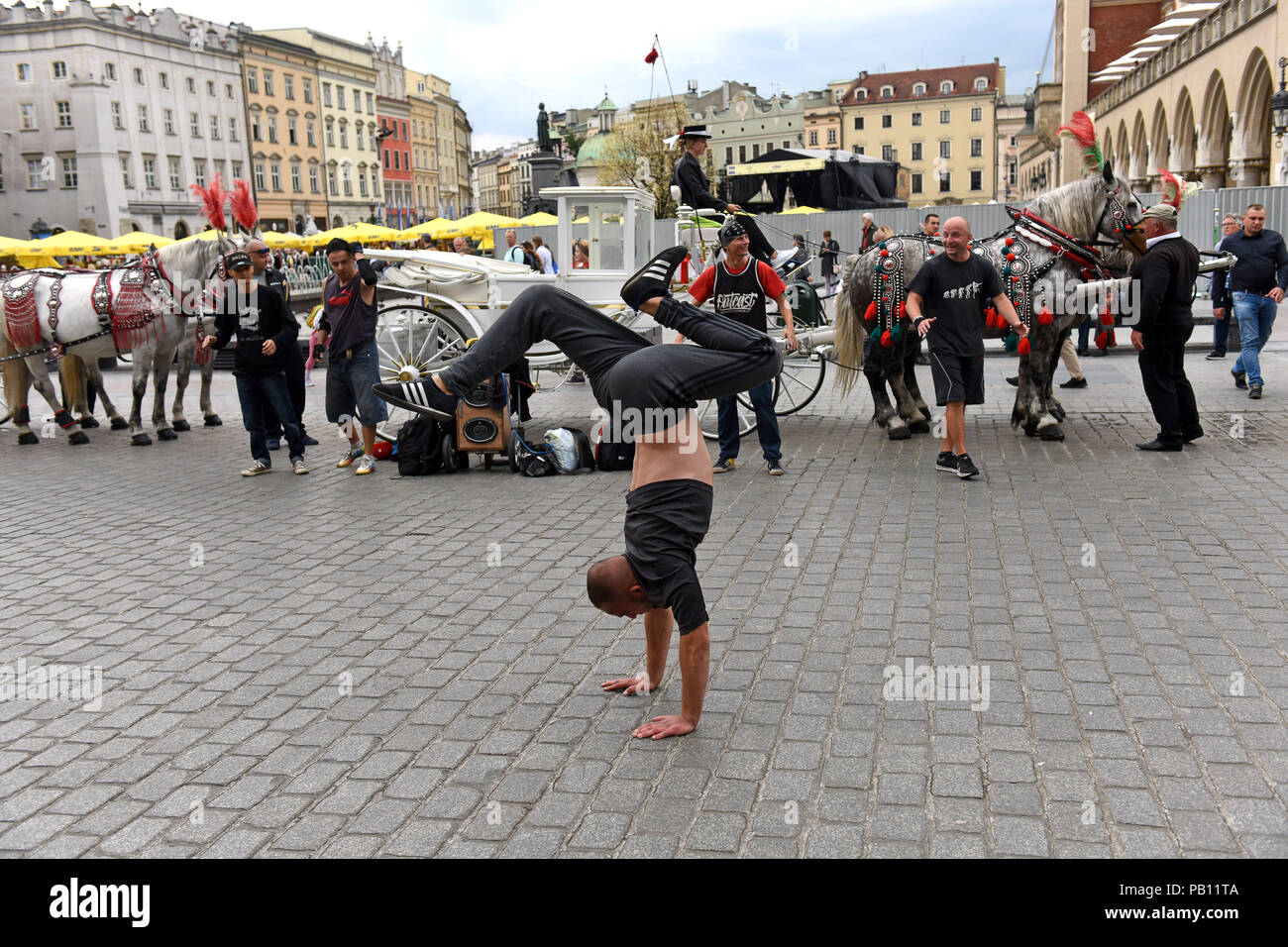 Street ballerini performer nella parte anteriore del carro trainato da cavalli a Cracovia Polonia Foto Stock