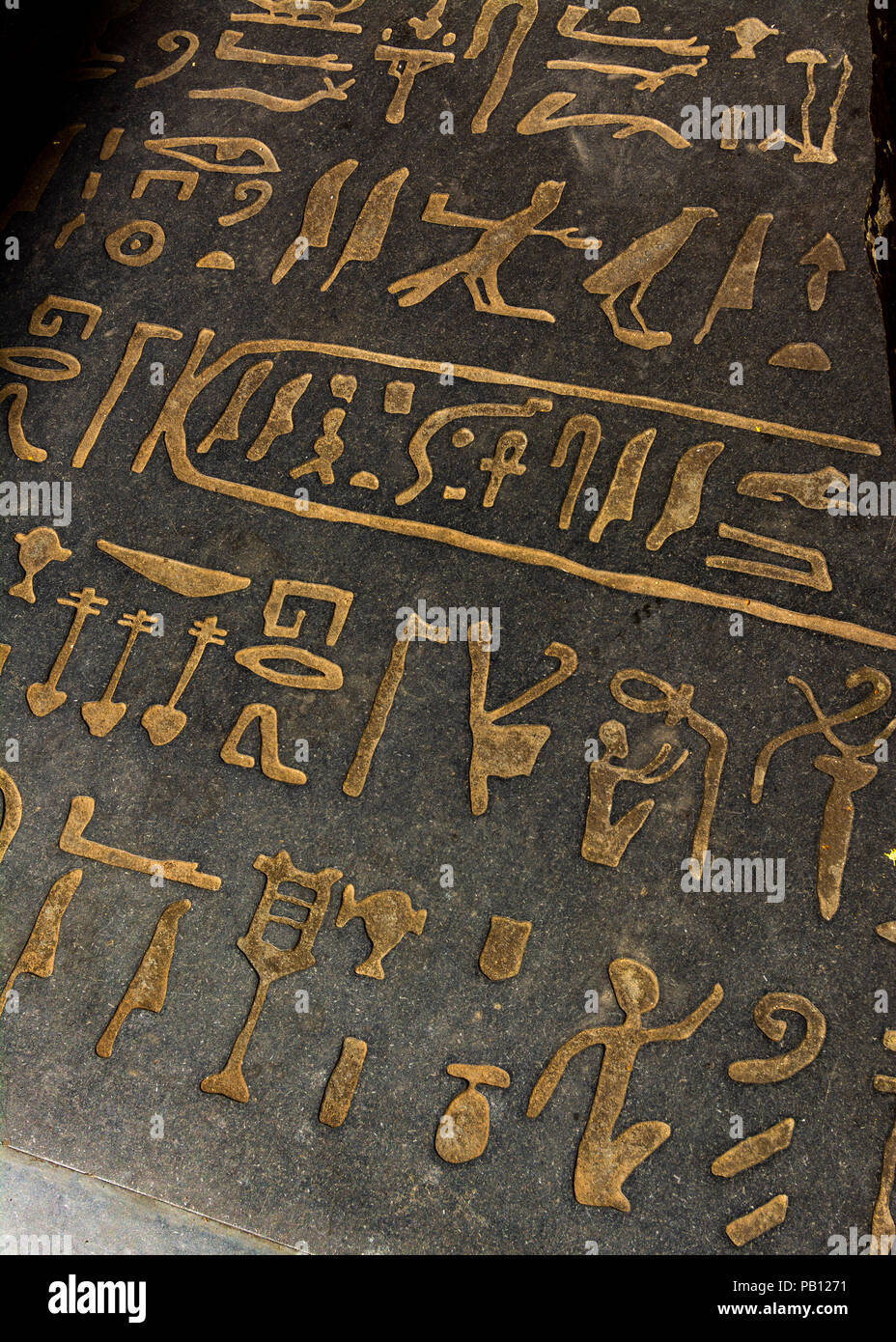 La riproduzione della Rosetta Stone decifrato da Champollion , da Joseph Kosuth artista, piazza des Ecritures, Figeac, Lot, occitanie, Francia Foto Stock