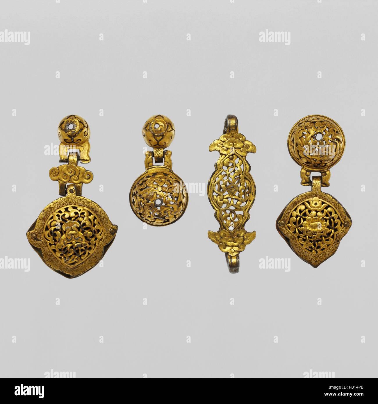 Diciannove accessori ornamentali da un cavallo di cablaggio e una sella ornamentali in acciaio. Cultura: piatto sella, cinese o tibetano; accessori di cablaggio, tibetani. Dimensioni: piatto sella (2002.17.20); H. 3 1/2 in. (8,9 cm); W. 4 1/4 in. (10,8 cm); Wt. 5.5 oz. (155,9 g); raccordi cablaggio (2002.17.4, .7, .10, .16); L. 3 1/8 in. (7,9 cm) a 2 1/8 in. (5.4 cm). Data: piatto sella, XVII - XVIII secolo; i raccordi del sistema di cavi, XV, XVI e XVII secolo. Museo: Metropolitan Museum of Art di New York, Stati Uniti d'America. Foto Stock