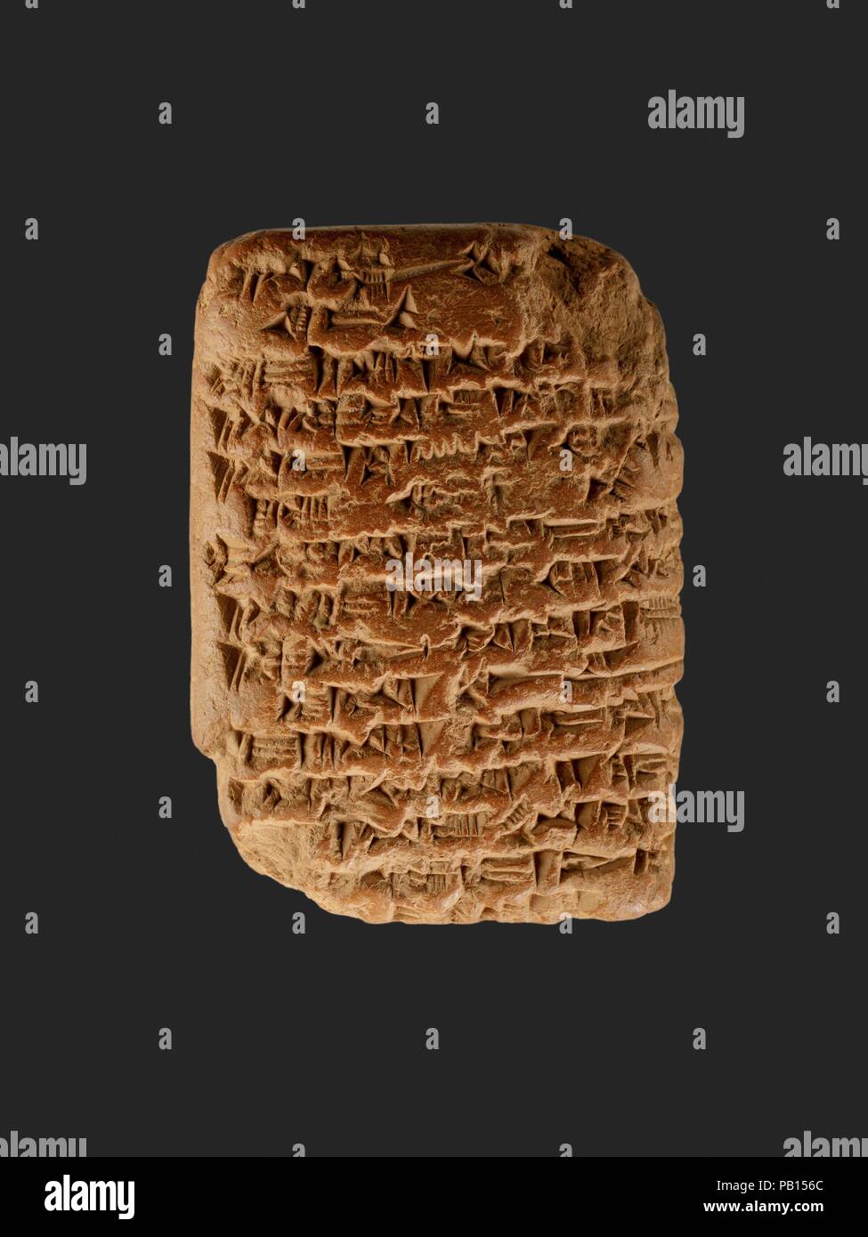 Amarna lettera: Royal Lettera di Ashur-uballit, il re di Assiria, per il re di Egitto. Dimensioni: H. 7.7 cm (3 1/16 in.); W. 5.5 cm (2 3/16 in.). Dynasty: Dynasty 18. Regno: regno di Akhenaten. Data: ca. 1353-1336 A.C. Questo documento è stato trovato nel tardo 1880 presso il sito di Amarna, il capitale religioso di Egitto sotto Akhenaton. Probabilmente è stato originariamente memorizzati negli uffici amministrativi che fanno parte di un complesso di palazzo nella parte centrale della città. È scritto in script cuneiformi su una argilla compressa utilizzando una stilo di canna. La lingua è un dialetto Assiro di accadico, <i>ling Foto Stock