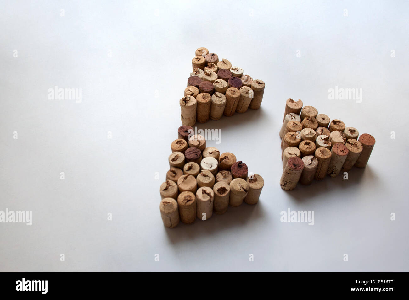 Tappi vino triangoli su sfondo bianco con spazio di copia Foto Stock