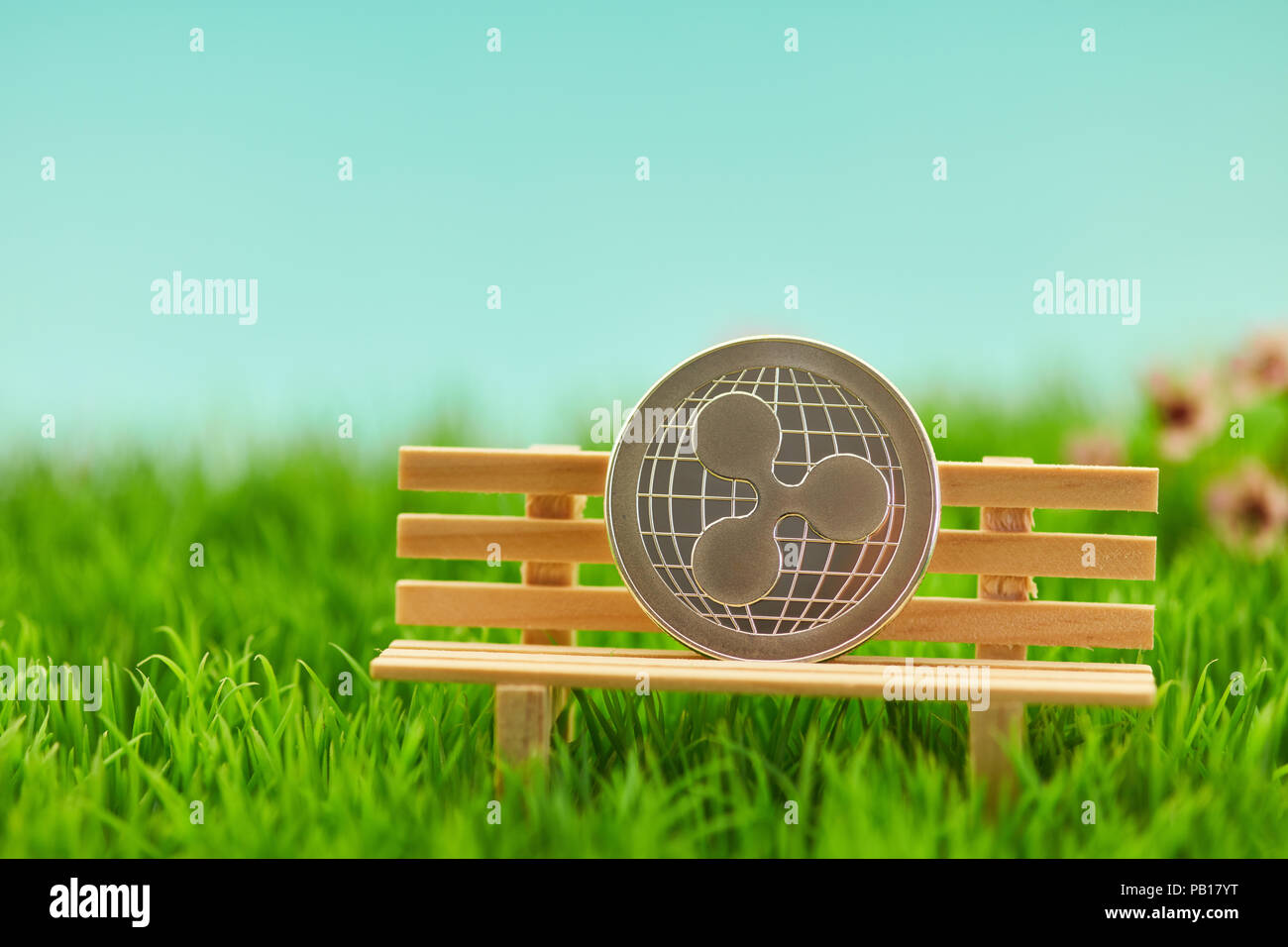 Ripple moneta sulla panchina nel giardino come un concetto di pensione Foto Stock