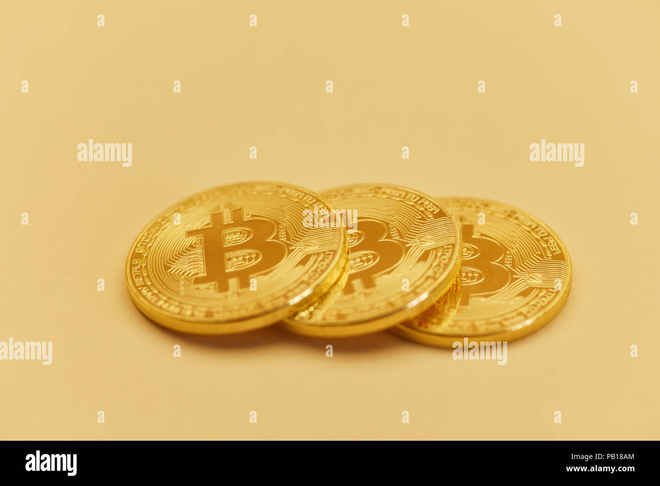 Tre giacente Bitcoin monete come internet concetto di valuta Foto Stock