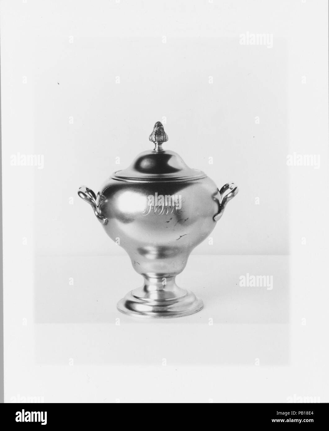 Sugar Bowl. Cultura: American. Dimensioni: complessivo: 7 9/16 x 6 5/16 x 5 in. (19,2 x 16 x 12,7 cm); 16 oz. 9 dwt. (511.1 g) piedi: Diam. 3 5/8 in. (9.2 cm) corpo: H. 5 1/2 in. (14 cm); 13 oz. 14 dwt. (426,3 g) Copertura: 2 1/8 x 3 5/16 in. (5,4 x 8,4 cm); 2 oz. 15 dwt. (84,8 g). Autore: George B. Foster (1810-1881). Data: 1840-50. Museo: Metropolitan Museum of Art di New York, Stati Uniti d'America. Foto Stock