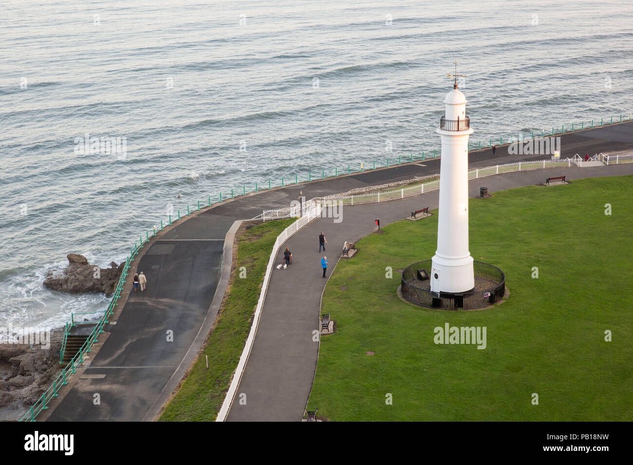 Lungomare in inglese con il faro, Costa Nord Est, Regno Unito Foto Stock