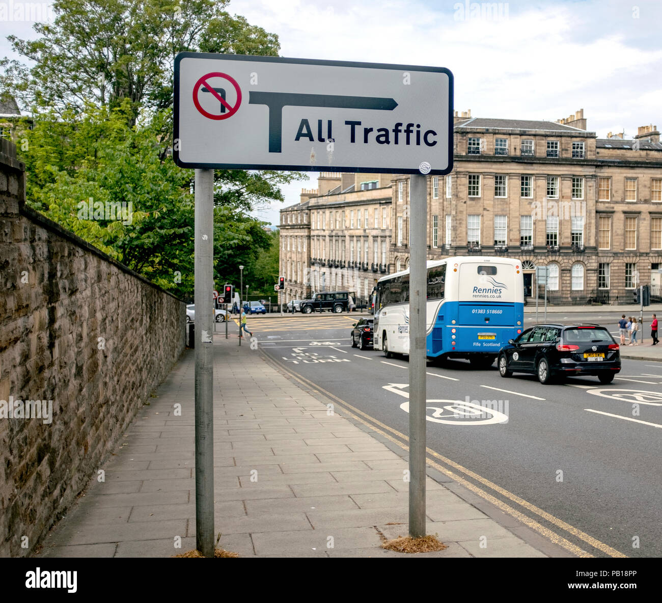 Bianco e nero, tutto il traffico girare a destra un cartello stradale in North Charlotte Street, Edimburgo, Scozia, Regno Unito. Foto Stock