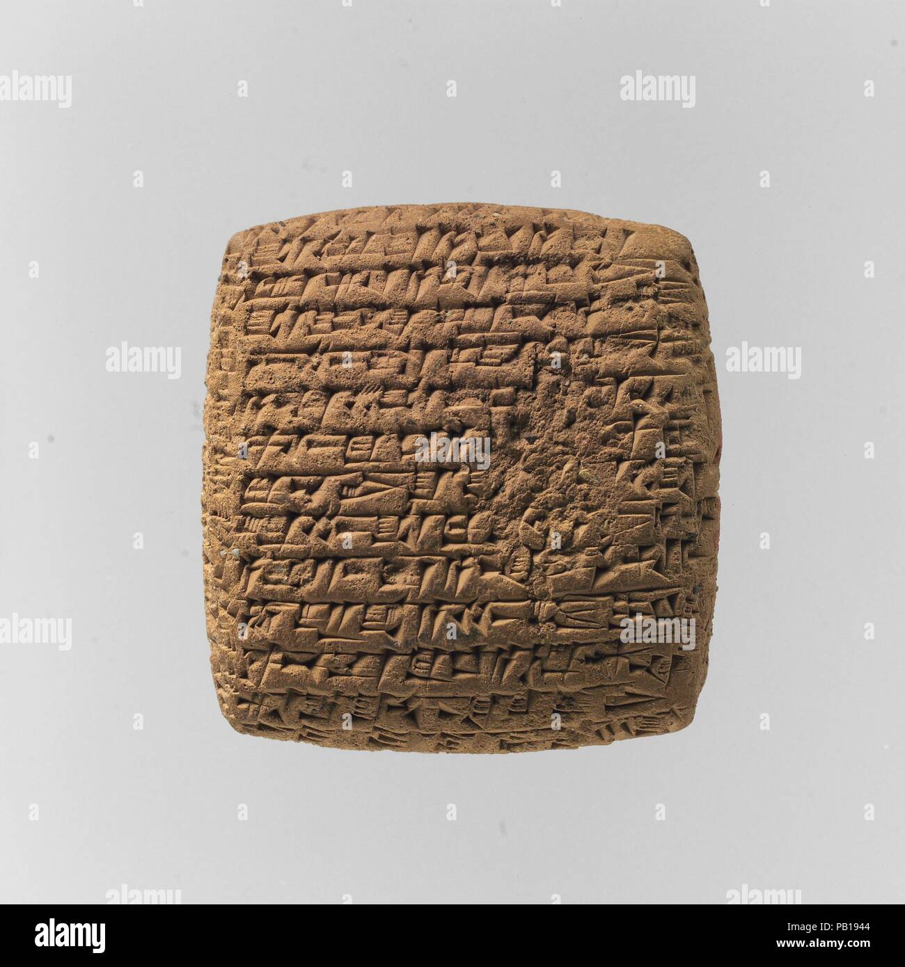 Tavoletta cuneiforme: lettera privata. Cultura: Vecchia assiro colonia di trading. Dimensioni: 5,3 x 5 x 2 cm (2 1/8 x 2 x 3/4 in.). Data: ca. 20th del XIX secolo A.C. Kültepe, antica città di Kanesh era parte della rete di insediamenti commerciali stabiliti in Anatolia centrale dei mercanti di Ashur (in Assiria in Mesopotamia settentrionale) all'inizio del secondo millennio A.C. Distanze lunghe e spesso vivono separati dalle loro famiglie, questi mercanti scambiati ingenti quantitativi di merci, principalmente stagno e prodotti tessili per anatolica in rame e altri materiali. Sebbene i mercanti adottato molte Foto Stock