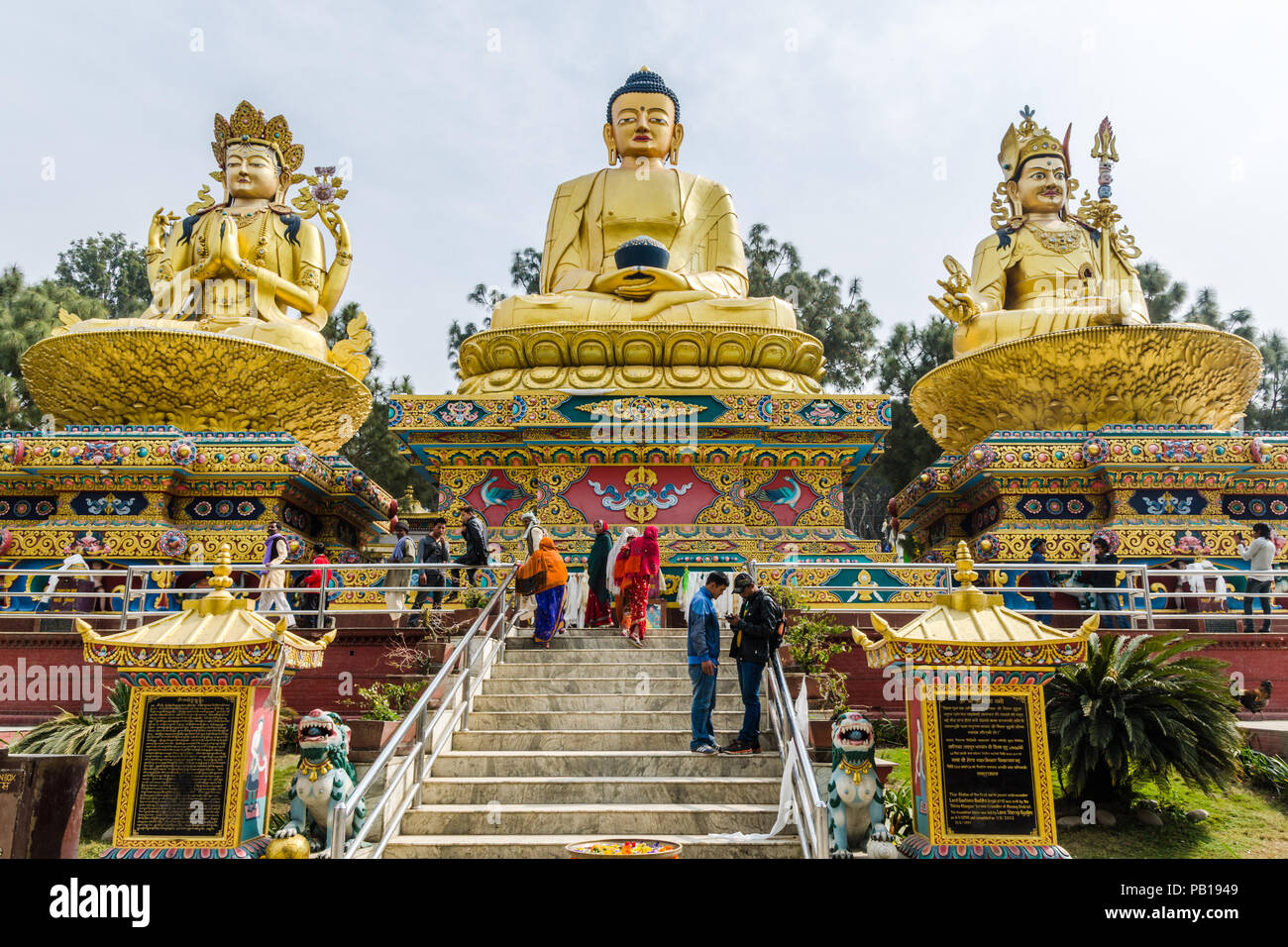 I tre Golden Statue di Buddha a Swayambhu Amideva Buddha Park, Kathmandu, Nepal Foto Stock